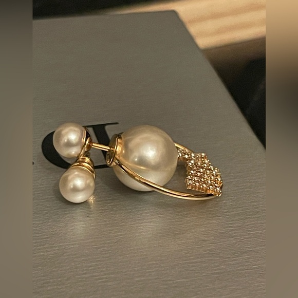 C💕D💕 Pearl Earrings - Picture 4 of 16